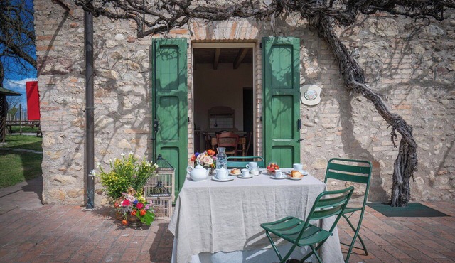 Lovely apartment in villa for 2 guests with pool, WIFI, A/C and pets allowed, close to Sirmione