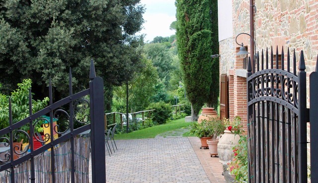 Lovely apartment in villa for 9 guests with WIFI, A/C, pool, TV and patio