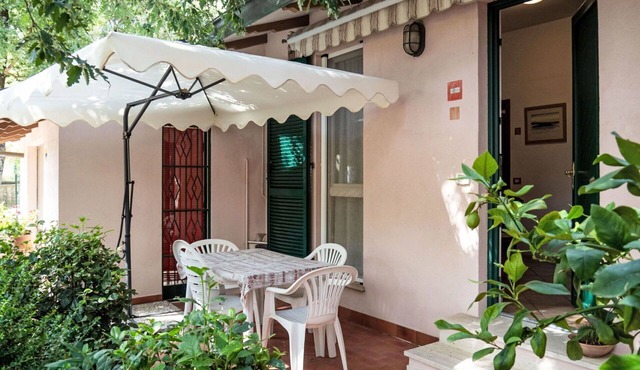 Lovely apartment for 4 guests with WIFI, A/C, pool, TV, patio and pets allowed