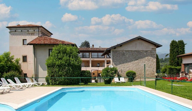Lovely apartment for 6 guests with A/C, WIFI, pool, TV, balcony and pets allowed