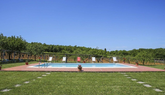 Lovely apartment in villa for 5 guests with pool, WIFI, TV, patio, pets allowed and panoramic view