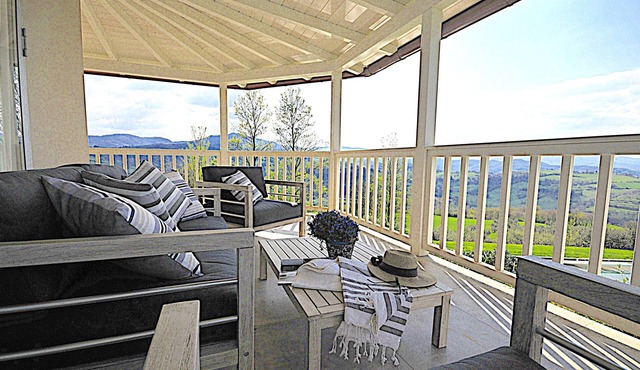 Lovely Villa on Tuscan/Umbria border; Private 18m pool; Glorious Views.