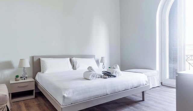 Luxury King Suite with Balcony - Vatican Walls and Pertusa Tower View by Quinto