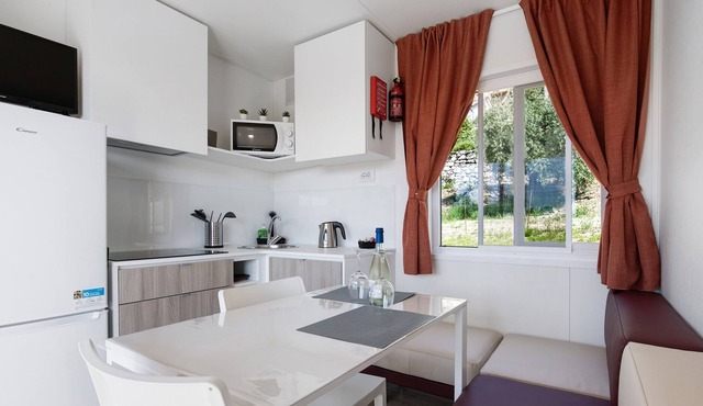 Mobile Home 'Eurovil 4' with Lake View, Wi-Fi and Air Conditioning