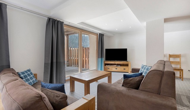Montchavin Apartment: Mountain View, Private Terrace & Wi-Fi in Peisey-Nancroix