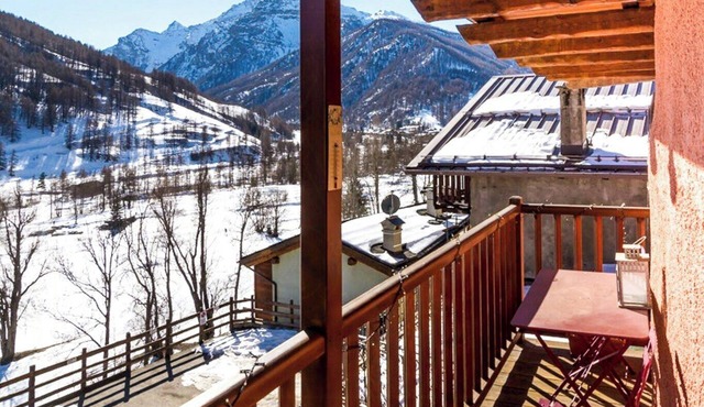 Mountain house with Alpine views in Traverses