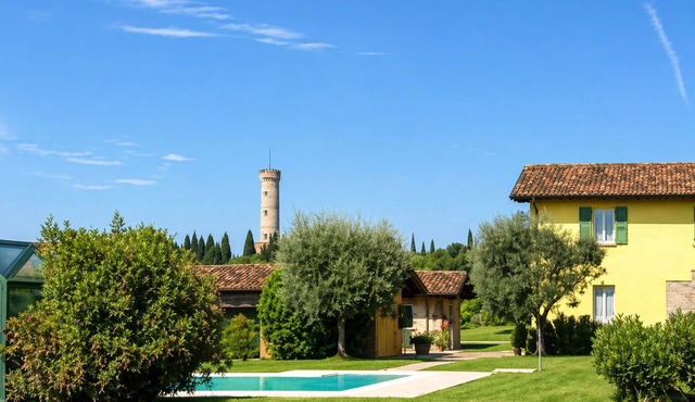 Nice apartment in villa for 4 guests with pool, WIFI, A/C, close to Sirmione