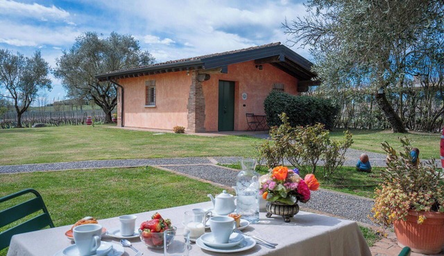 Nice apartment in villa for 2 people with WIFI, pool, A/C, close to Sirmione