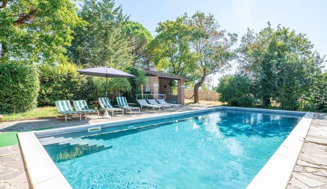 Nice home in Foiano with private swimming pool, can be inside or outside