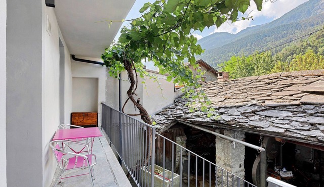 One-bedroom Apartment with Balcony, Private Parking, Shared Garden in Morgex