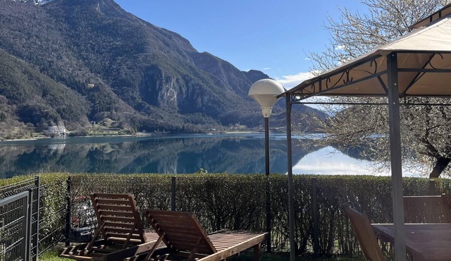 Panoramic Lakefront Apartment for 5