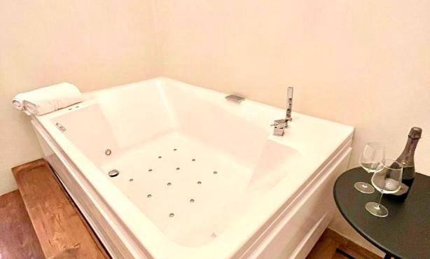 Pantheon Luxury Jacuzzi Apartment