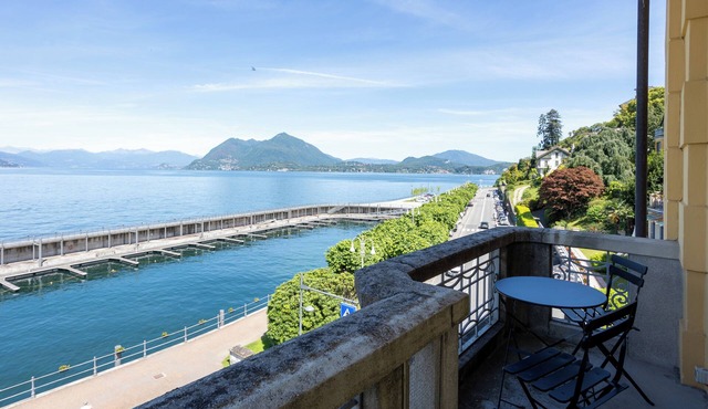 Prestige with lake view in the historic heart of Stresa
