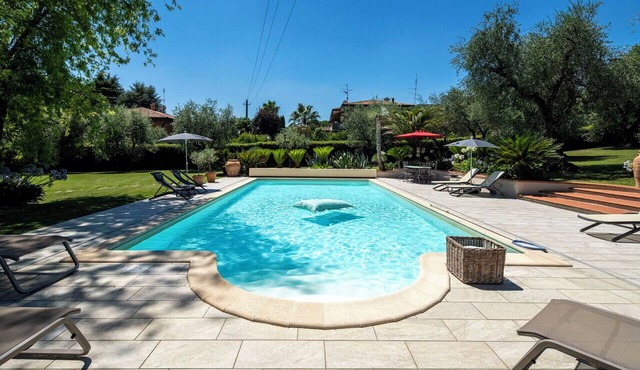 Private Villa with private pool, WIFI, sauna, A/C, veranda, panoramic view, close to Sirmione in Padenghe Sul Garda