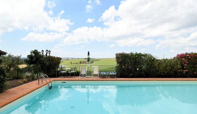 Private Villa with WIFI, private pool, A/C, hot tub, TV, terrace, pets allowed, panoramic view