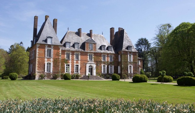 Rent a beautiful chateau with 28 beds, swimming pool and tennis in Val d'Orger