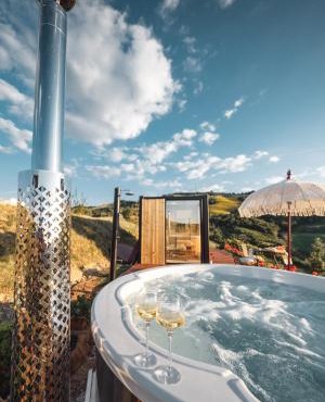 Respiro Glamping Private Retreat with Hot Tub