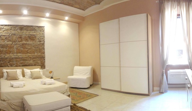 Rome Historic Core Apartment - Between Colosseum & Termini – A/C, Wi-Fi, Netflix
