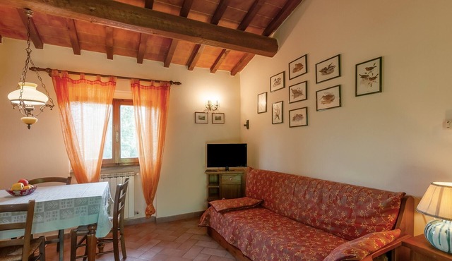 Rondine – Apartment with Private Garden Near the Pool