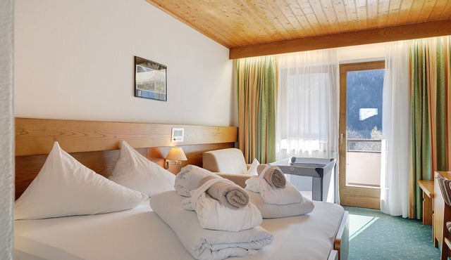 Room 'Komfortzimmer Hotel Sankt Pankraz 109' with Mountain View, Shared Terrace & Wi-Fi