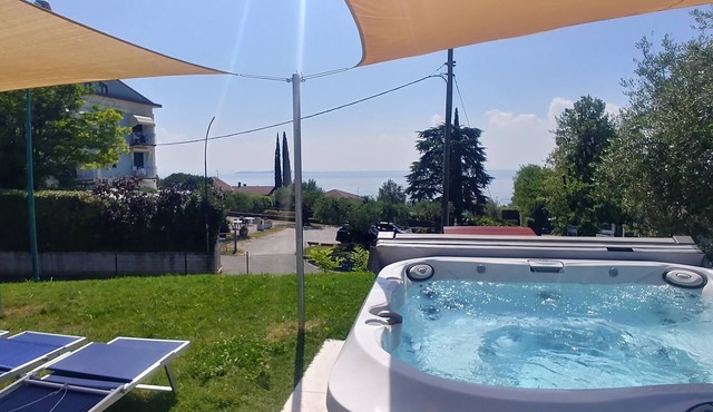 Rosa Dei Venti: 3 bedroom Deluxe, lake view, 2 pools, central location, 8 people