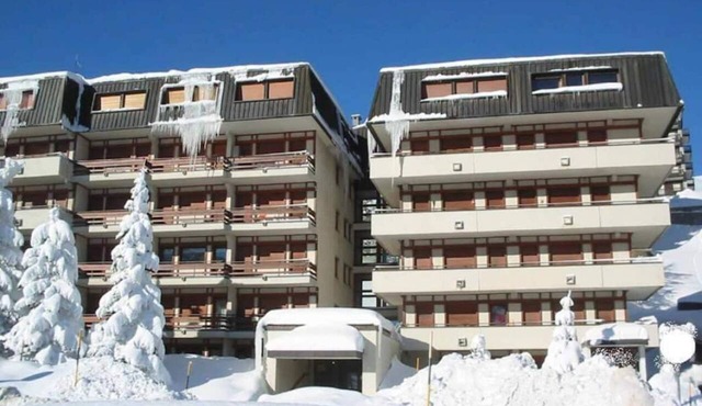 Sestriere Gem: Comfy Apartment with Ski Views