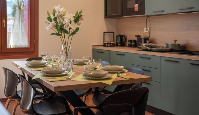 Spacious 3BR Near Venice—2 Baths, Smart TVs, AC, Free Parking, Sleeps 8