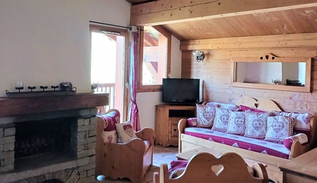 Spacious mountain apartment, 8 pers, pool & parking in Bourg-Saint-Maurice