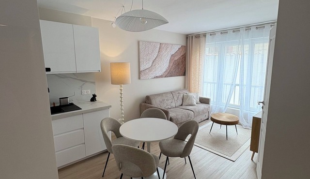Studio 4 pers, sleeping area, Beach & Market 150M walk and private parking in Paris