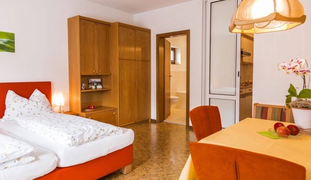 Studio Apartment 'Ferienwohnung Lanz 3' with Mountain View, Private Garden and Wi-Fi