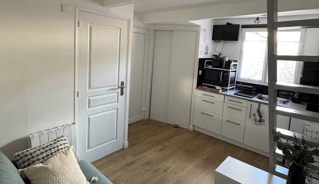 Studio with mezzanine, fast Wi-Fi, 5 min from train station, 30 min from Paris in Bessancourt