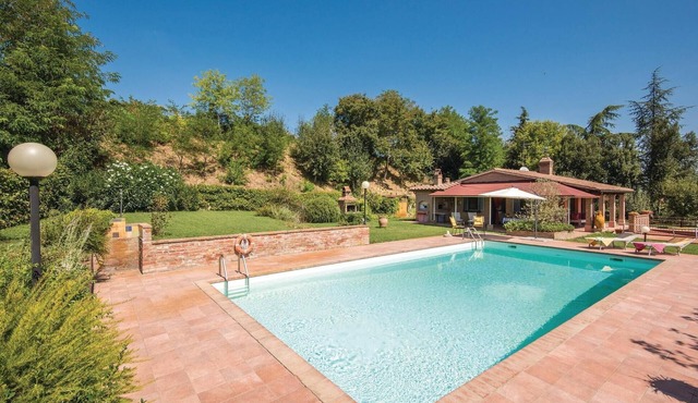 Stunning home in Monte San Savino (AR) with WiFi