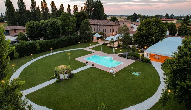 Stunning private villa with hot tub, WIFI, A/C, private pool, TV, patio and pets allowed