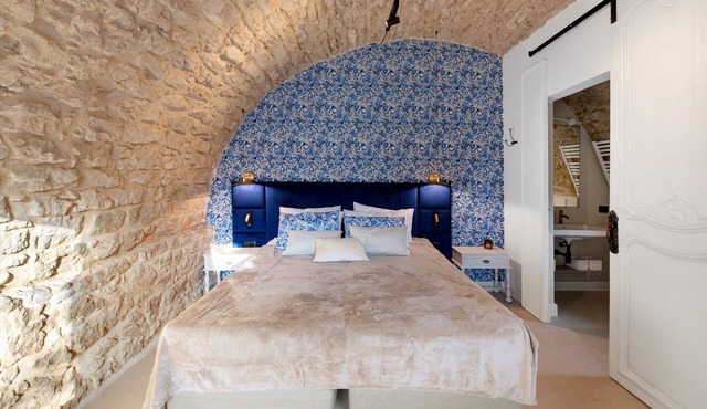 Suite bedroom (21 m2) with shared terrace, sauna and olive garden view