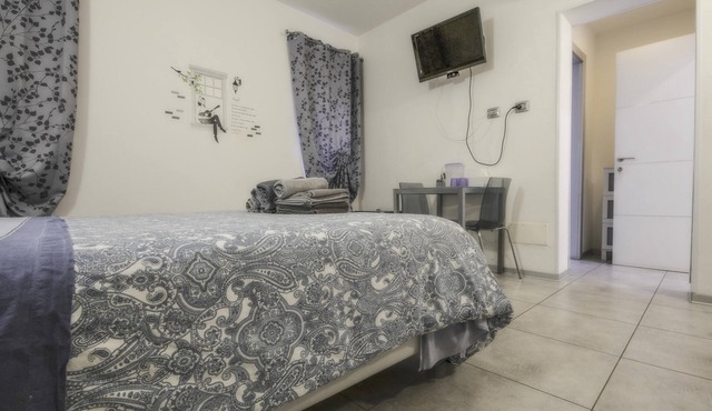 Superior Triple Room with Garden View Grey room
