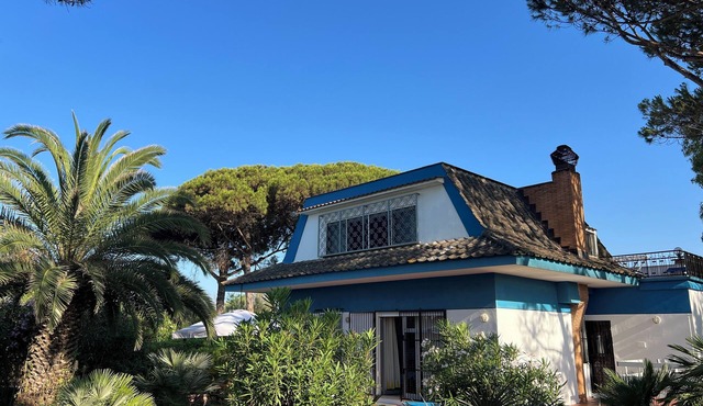 Terracina ~ Seaside vacation home with a large garden ~ Sleeps 2–6 ~ Porto Badino ~ Italy