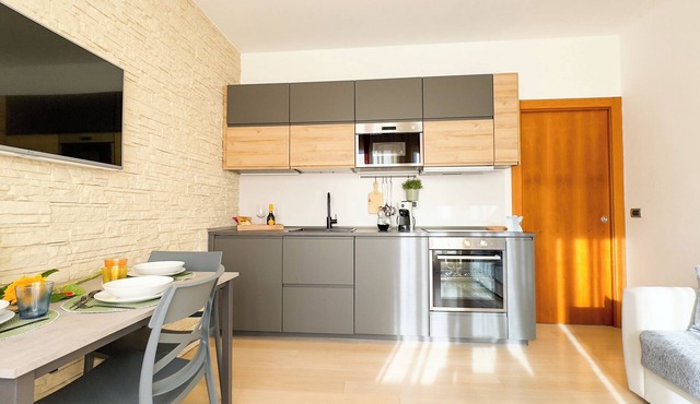 The Green Apartment - One Bedroom Apartment, Sleeps 5