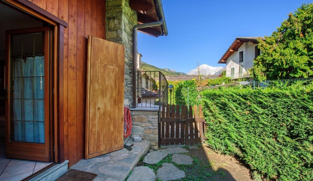 'The Waterfall Chalet' Apartment with Mountain View, Private Garden and Balcony