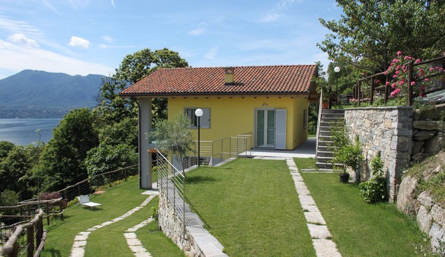 Vacation home with lake view up to 10 p. quiet location, private garden and bread service