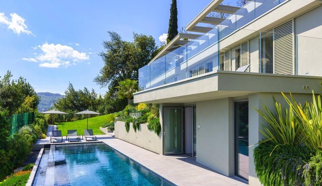 Villa 'Acquariva Luxury and Privacy' with Lake View, Wi-Fi and Air Conditioning