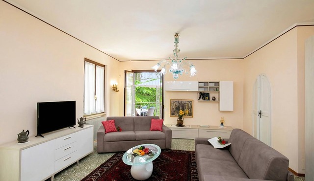 Villa Alberti Apt Emma 900m from Garda lake w/shared Garden, Salò, Italy
