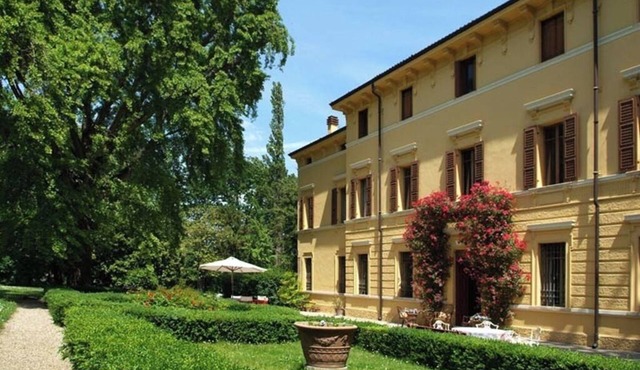 Villa Castellani with park and swimming pool a stone's throw from the Po River bank