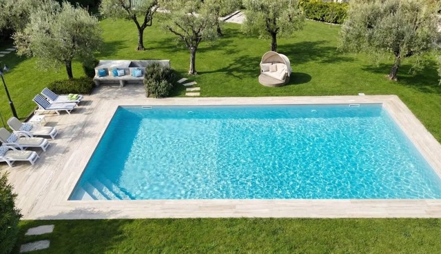Villa Mary, private swimming pool, big garden, AC, 5 minuts to the beach
