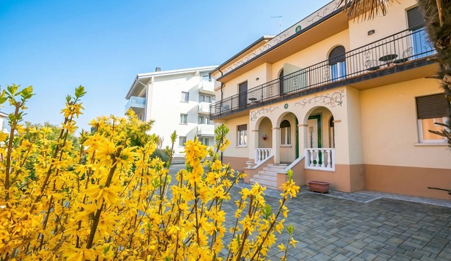 Villa Mimosa Near Desenzano Old Town Apt 5 Parking, A/C, WiFi, Desenzano Del Garda, Italy