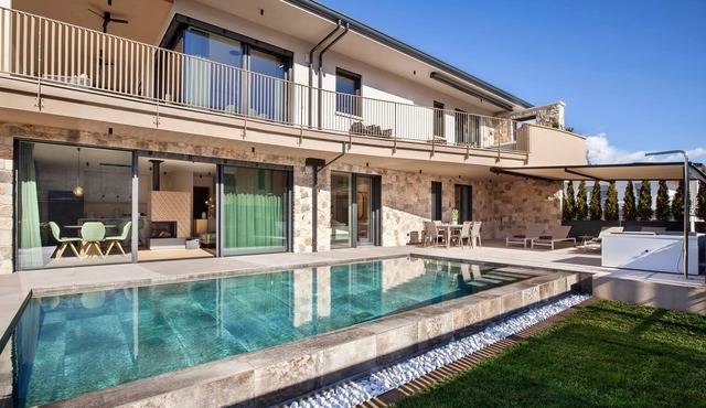 Villa Olivida Luxury Lake Retreat