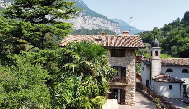 Villa retro'e parco con vista castello in Arco