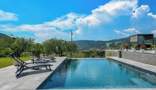 Villa with infinity pool and Lake Garda view
