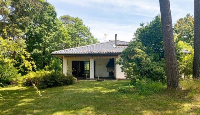 Villa with a garden, 15 minutes from Como; exclusive residence with a pool and tennis court