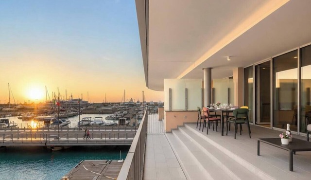 Waterfront Lux 1BR A/C Gym Parking By Tilo