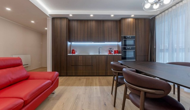 Well-kept 98m² apartment with refined design, ideal for couples, families, business trips or charming stays up to 4 guests, on the first floor of a renovated building with lift (NOT suitable for disabled guests).Located in Ferrara’s historic center (Z